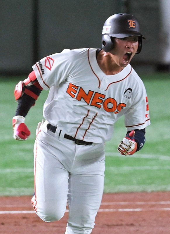 昨年の都市対抗1回戦の東邦ガス戦で、一回に先制の右越え本塁打を放って喜ぶ川口凌主将=東京ドームで2020年11月23日、手塚耕一郎撮影
