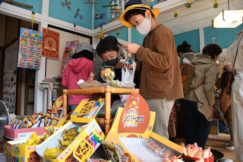 お菓子を選ぶ子どもたち=宇都宮市宮原1で2021年11月21日、玉井滉大撮影
