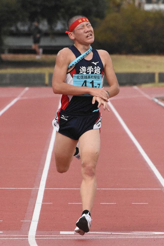 10位でフィニッシュした遊学館の清水亜琉選手=福井県鯖江市の市東公園陸上競技場で、大原翔撮影