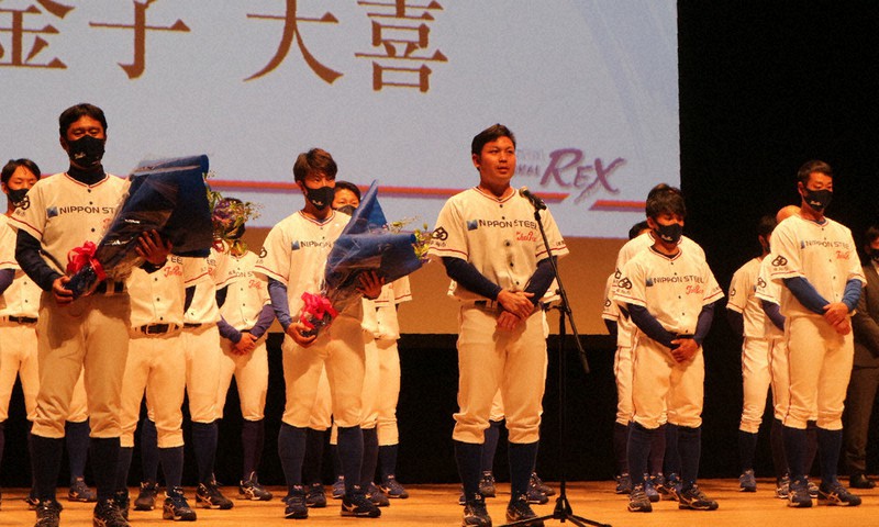 愛知県東海市の壮行会で全力プレーを誓う日本製鉄東海REXの金子大喜主将(中央)=市芸術劇場大ホールで2021年11月19日、黒尾透撮影