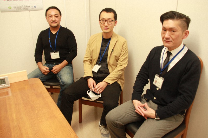 福岡県の性暴力加害者相談窓口では臨床発達心理士の大黒剛さん(左)のほか精神保健福祉士や精神科医ら6人がチームを組んで相談者と向き合っている=福岡県内で2021年1月21日午後4時33分、飯田憲撮影