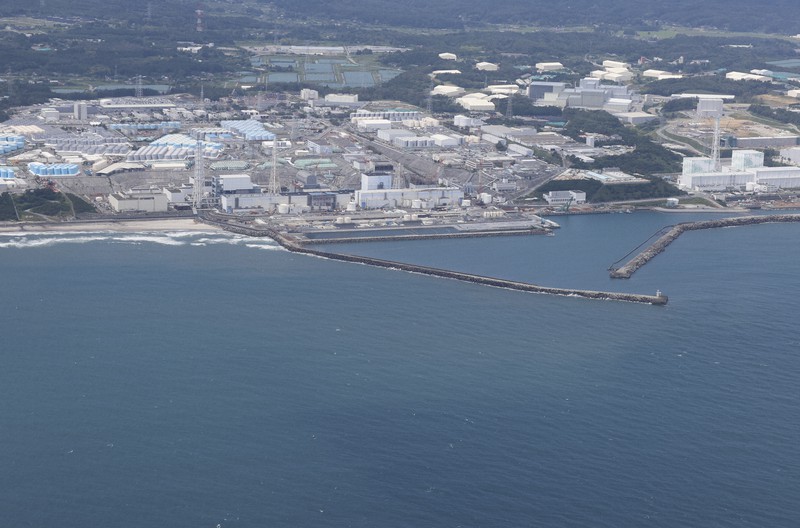 東京電力福島第1原発(奥)=8月、本社ヘリから