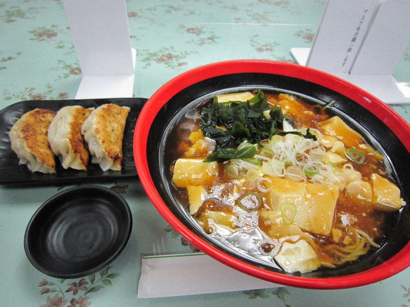 豆腐ラーメンと1個ずつが大きく食べ応えのあるギョーザ=さいたま市岩槻区のレストラン大手門で2021年10月13日午前11時12分、松本信太郎撮影