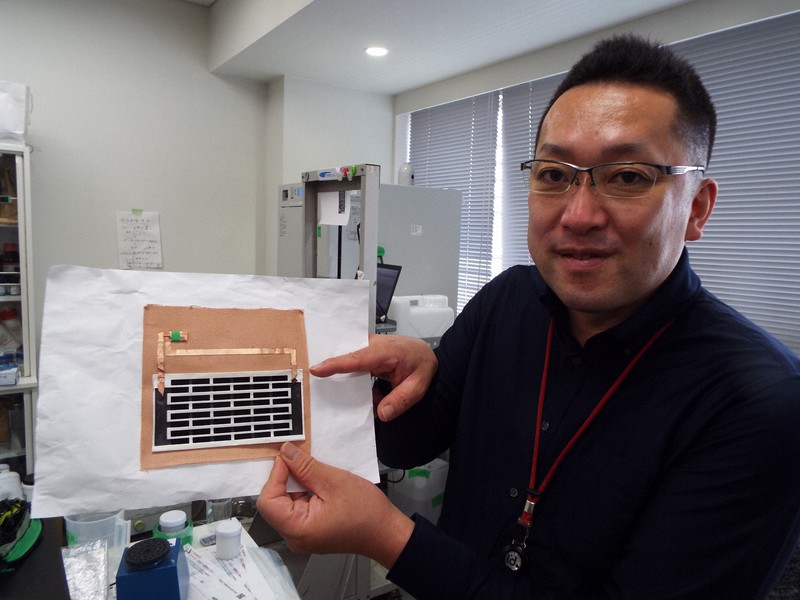 研究室で作製した「バイオ燃料電池」を手に説明する四反田功・東京理科大准教授=千葉県野田市で2021年11月1日午後11時45分、吉田卓矢撮影