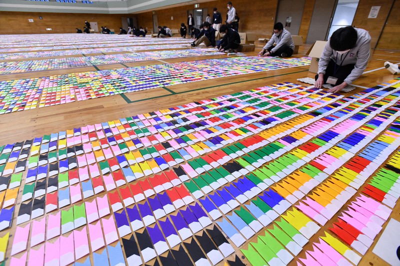 会場を埋め尽くす色とりどりの折り紙で作られたこいのぼり=愛知県岩倉市で2021年11月23日午後2時41分、兵藤公治撮影