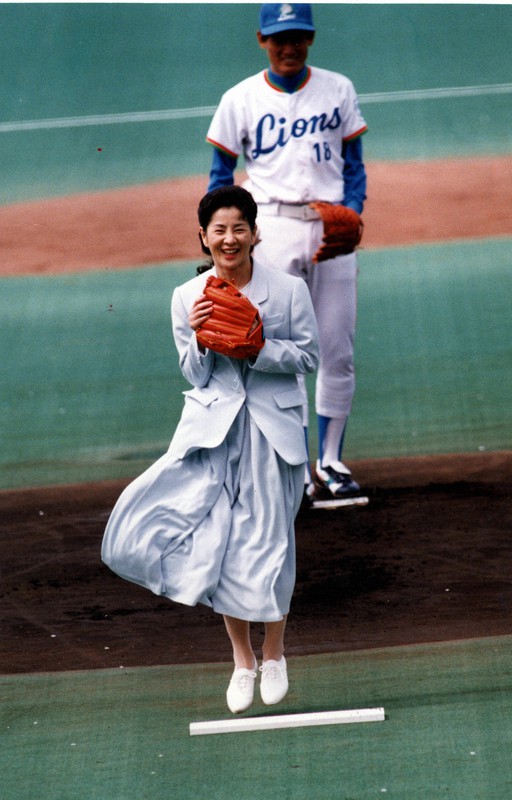 プロ野球：暴投もご愛嬌 吉永小百合さんから炭治郎まで 始球式名場面 [写真特集1/10] 毎日新聞