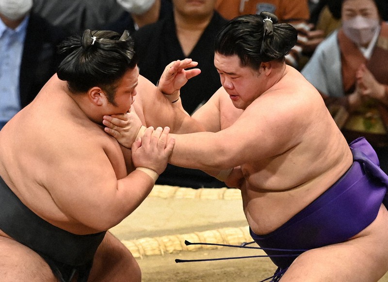 成長株の明生、無敗の大関・貴景勝に土付ける 九州場所10日目 | 毎日新聞