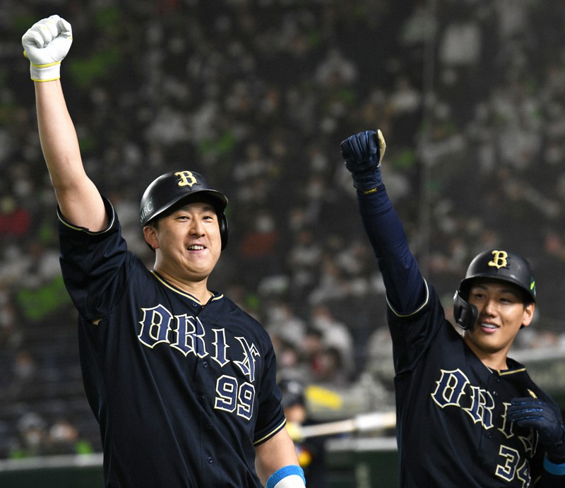 【ヤクルト-オリックス】六回表オリックス無死二塁、同点2点本塁打を放ち拳を突き上げる杉本裕太郎(左)と吉田正尚=東京ドームで2021年11月23日、西夏生撮影