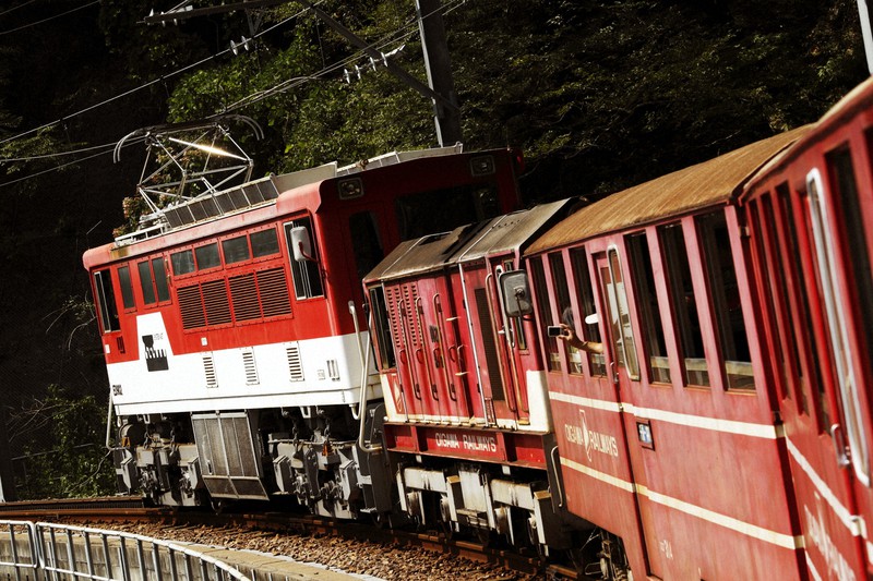 先頭の一段背の高い車両がアプト式専用電気機関車。これから急勾配に挑む=静岡県の大井川鉄道井川線長島ダム-アプトいちしろ間で2010年9月、金盛正樹撮影