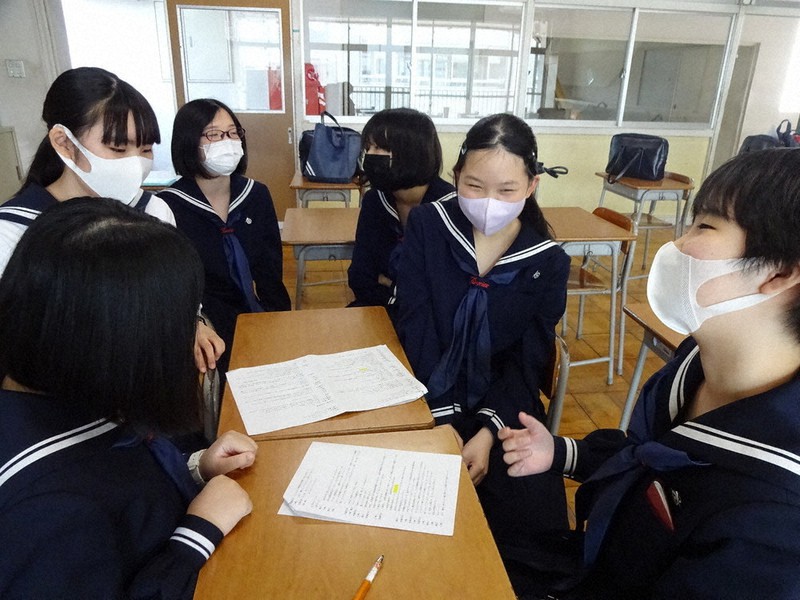 台本の読み合わせをする土佐女子中の生徒たち=同校提供