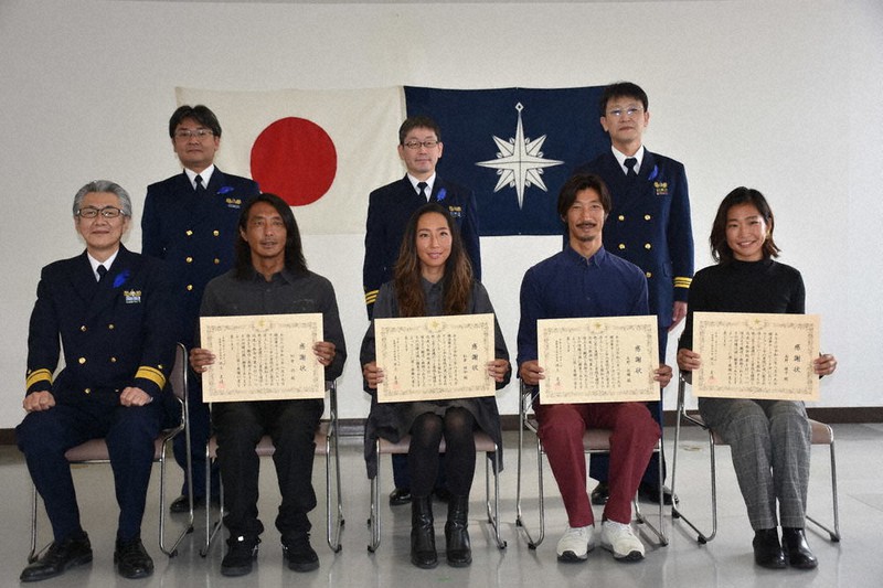 海難救助で表彰を受けた市民ら。前列右から高野綾子さん、祐輔さん、松倉理加さん、円さん=北海道函館市海岸町で2021年11月18日、真貝恒平撮影