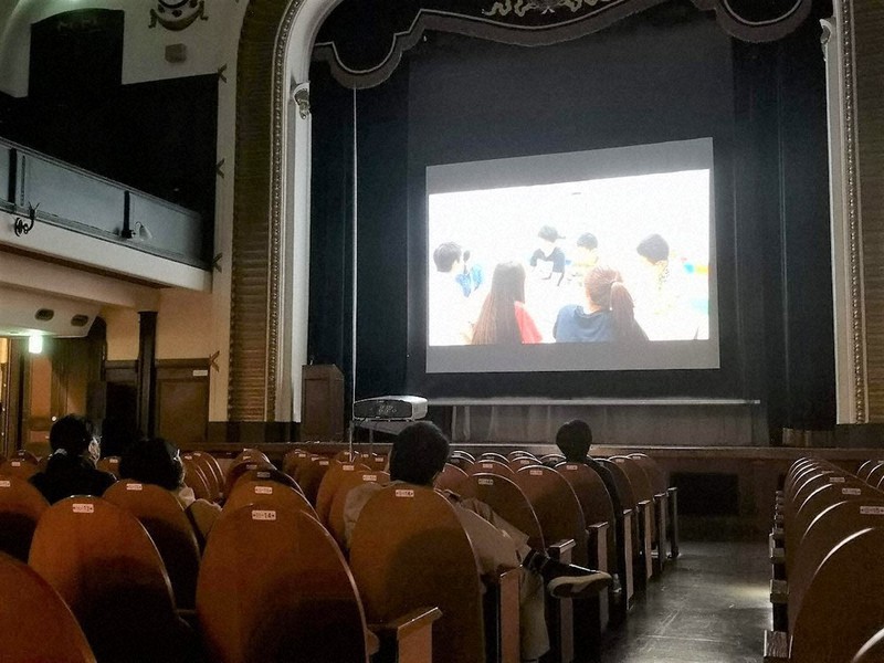 「Rainbowスペース」が自主製作した映画を鑑賞する人たち=横浜市中区で2021年11月23日午後4時25分、池田直撮影