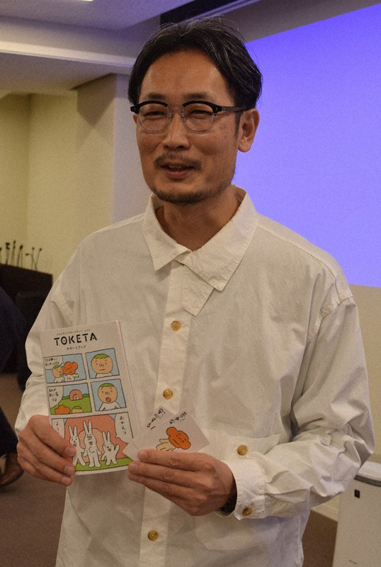 開発した「TOKETA」を手に「カードを使うことで、質問すること自体を迷うケースを減らせれば」と語る田北講師
