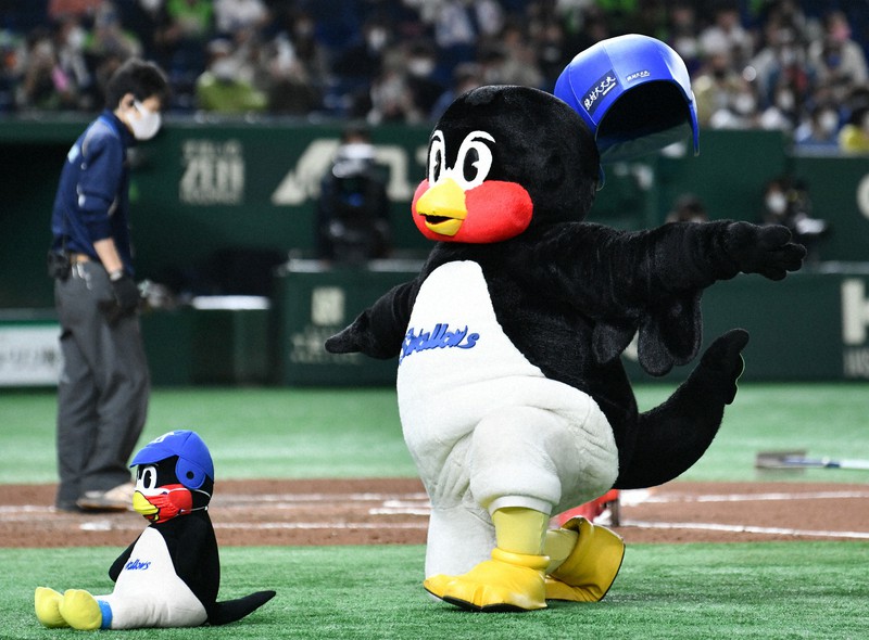 【ヤクルト-オリックス】五回終了後、空中くるりんぱを失敗するつば九郎=東京ドームで2021年11月24日、北山夏帆撮影