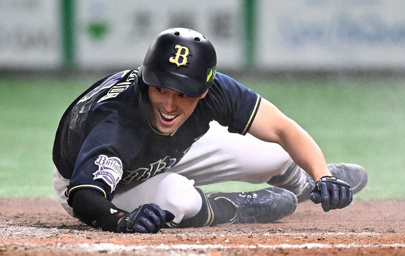 【ヤクルト-オリックス】六回表オリックス2死一塁、宗佑磨の右前打と右翼手・サンタナの失策で生還し笑顔を見せる一塁走者・福田周平=東京ドームで2021年11月24日、西夏生撮影