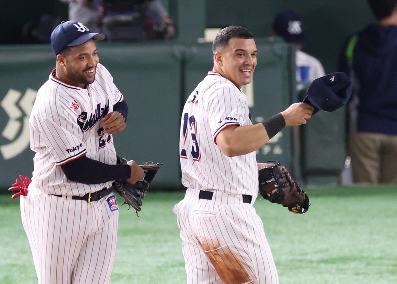【ヤクルト-オリックス】六回裏に適時打を放ち、攻守交代時にサンタナ(左)に祝福されるオスナ=東京ドームで2021年11月24日、梅村直承撮影