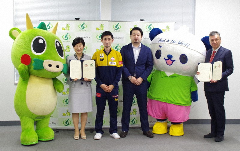 締結後に記念撮影する(左から)さいたま市のPRキャラクター「つなが竜ヌゥ」、細田真由美市教育長、T.T彩たまの上田仁選手、坂本竜介監督、マスコットの「たまちゃん」、柏原哲郎社長=さいたま市浦和区で2021年11月4日、山越峰一郎撮影