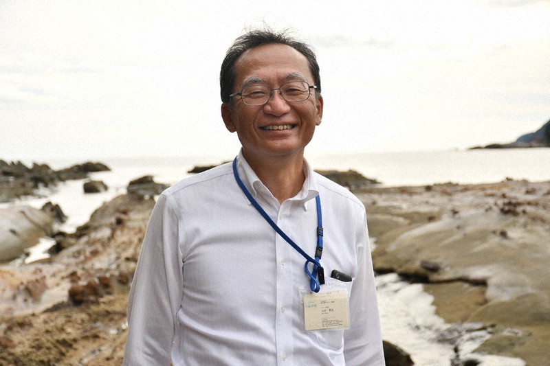 土佐清水ジオパーク専門員の土井恵治さん=土佐清水市の竜串海岸で、小宅洋介撮影
