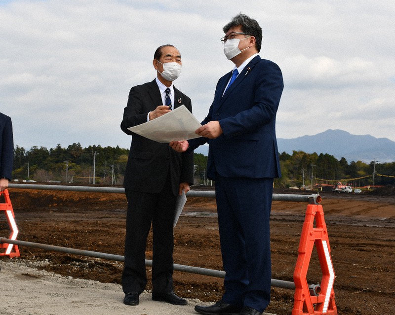 TSMCの工場予定地を視察する萩生田経産相(右)と、説明する熊本県菊陽町の後藤三雄町長