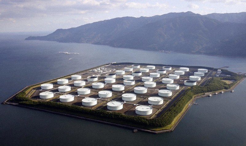 志布志国家石油備蓄基地=鹿児島県東串良町で2021年11月24日、本社ヘリから