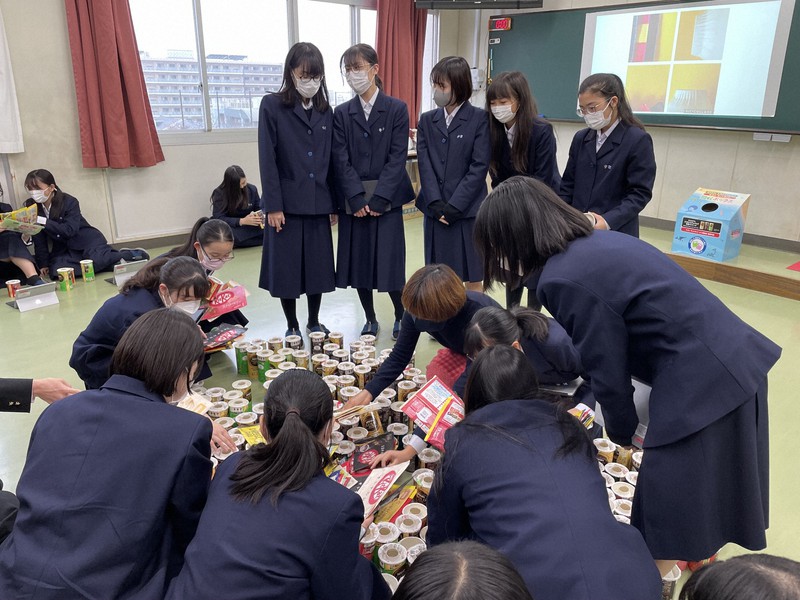 ワークショップでは、生徒たちが作品に使う好みの廃材を選んだ=神戸市垂水区の兵庫県立神戸商業高で2021年11月22日、太田遥菜撮影