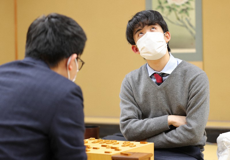 永瀬拓矢王座(手前)に敗れ、感想戦で対局を振り返る藤井聡太竜王=東京都渋谷区の将棋会館で2021年11月24日午後7時56分、長谷川直亮撮影