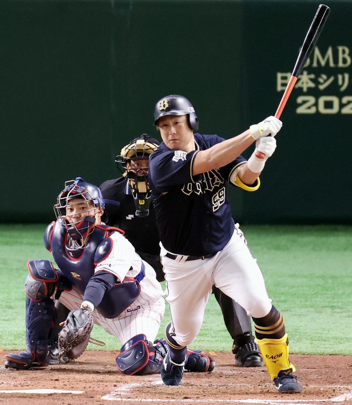 【ヤクルト-オリックス】四回表オリックス2死二塁、杉本が中前適時打を放つ=東京ドームで2021年11月25日、梅村直承撮影