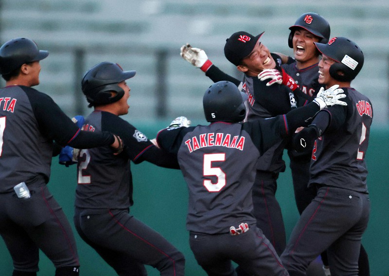 都市対抗北海道2次予選の日本製鉄室蘭シャークス戦で延長十三回に米満凪(右から2人目)がサヨナラ安打を放ち、駆け寄る北海道ガスの選手たち=札幌円山球場で2021年9月20日、貝塚太一撮影