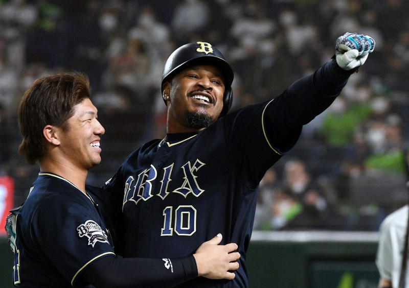 【ヤクルト-オリックス】九回表オリックス無死、左越え本塁打を放ち、ベンチ前で喜ぶ代打・ジョーンズ(右)=東京ドームで2021年11月25日、西夏生撮影