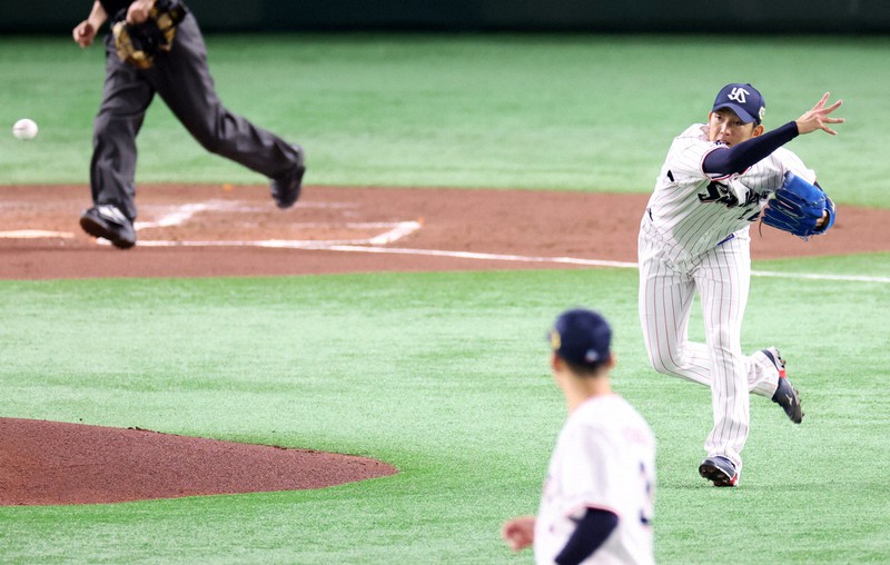 【ヤクルト-オリックス】二回表オリックス1死一塁、紅林弘太郎の投ゴロを二塁へ送球する原樹理=東京ドームで2021年11月25日、梅村直承撮影
