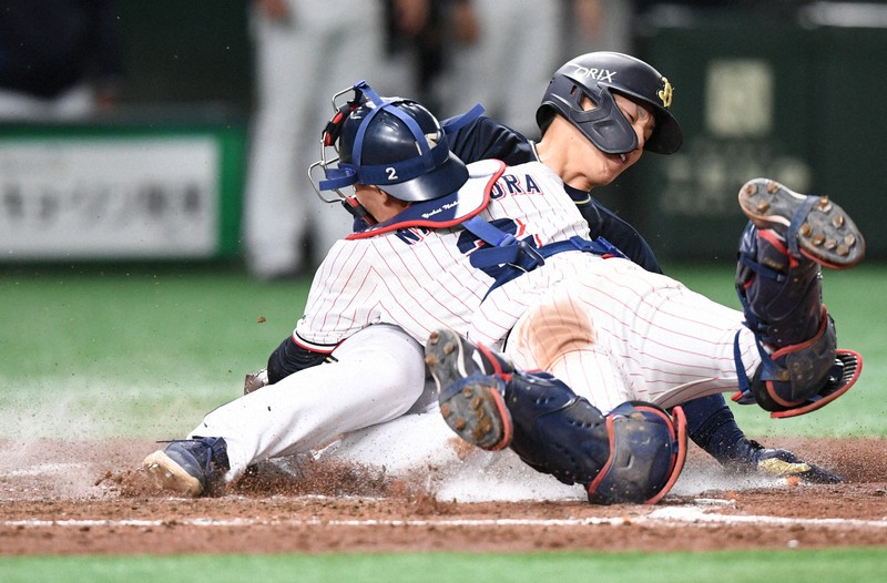 【ヤクルト-オリックス】四回表オリックス2死二塁、杉本裕太郎の同点適時打で生還する二塁走者・吉田正尚(奥)。捕手は中村悠平=東京ドームで2021年11月25日、北山夏帆撮影