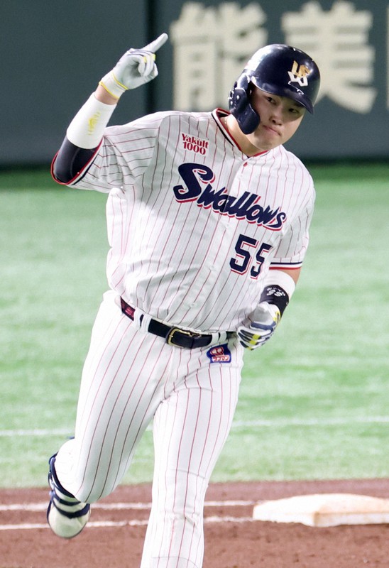 【ヤクルト-オリックス】四回裏ヤクルト無死、村上宗隆が本塁打を放ち人さし指を突き上げる=東京ドームで2021年11月25日、梅村直承撮影