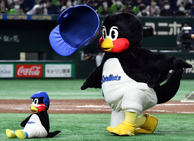 【ヤクルト-オリックス】五回終了後、空中くるりんぱを失敗するつば九郎=東京ドームで2021年11月25日午後7時22分、北山夏帆撮影