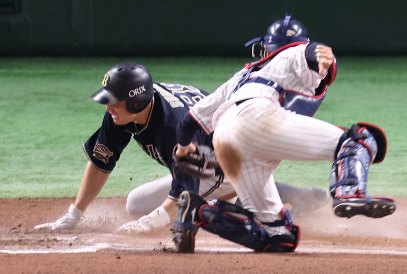 【ヤクルト-オリックス】六回表オリックス2死一、二塁、T-岡田が右前適時打で一塁走者・杉本裕太郎がホームを突くもアウト=東京ドームで2021年11月25日、梅村直承撮影