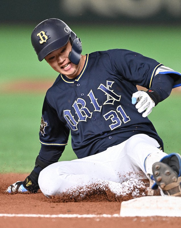 【ヤクルト-オリックス】七回表オリックス1死二塁、適時三塁打を放ち三塁に滑り込む太田椋=東京ドームで2021年11月25日、西夏生撮影