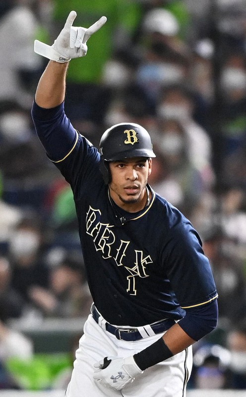 【ヤクルト-オリックス】七回表オリックス1死三塁、右前適時打を放ち塁上でポーズをとるモヤ=東京ドームで2021年11月25日、西夏生撮影