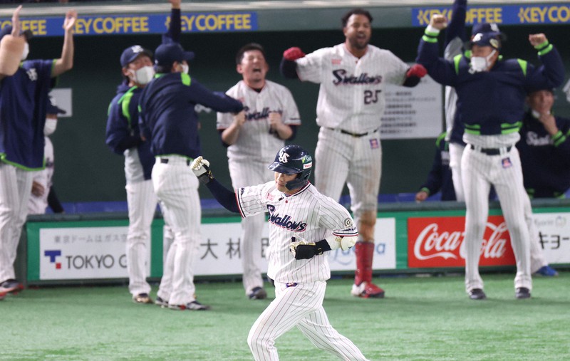 【ヤクルト-オリックス】八回裏ヤクルト無死一、二塁、山田哲人が3点本塁打を放ち拳を握る山田哲人と喜ぶヤクルトベンチ=東京ドームで2021年11月25日、梅村直承撮影