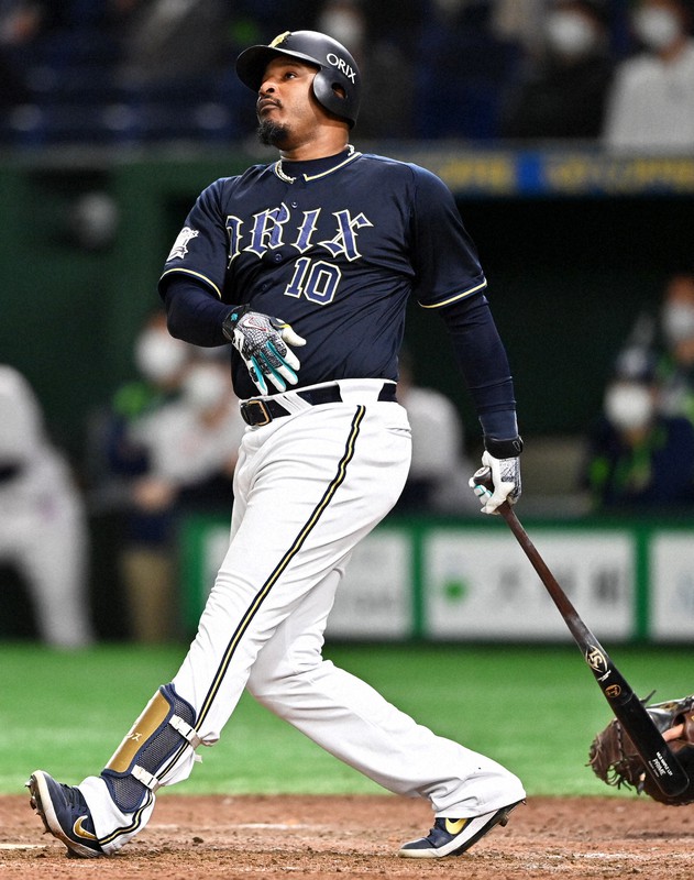 【ヤクルト-オリックス】九回表オリックス無死、ジョーンズが左越え本塁打を放つ=東京ドームで2021年11月25日、西夏生撮影