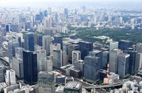 大企業が多く立地する東京・丸の内の高層ビル群＝東京都千代田区で2021年5月18日、本社ヘリから西夏生撮影