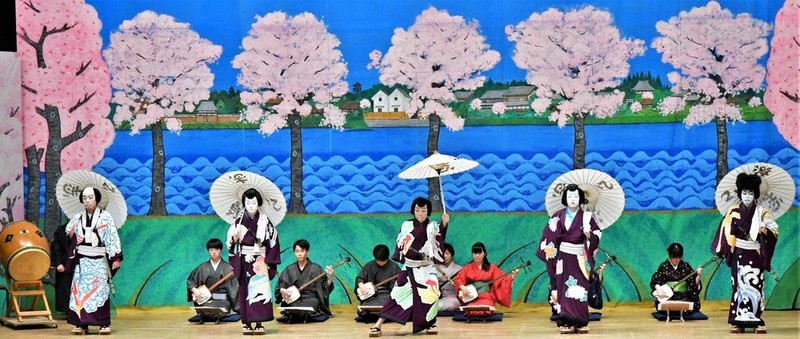 鹿中歌舞伎座による白浪五人男・稲瀬川勢揃之場。役者も三味線も太鼓も中学生が担う=埼玉県小鹿野町で2021年11月21日午後4時11分、山田研撮影