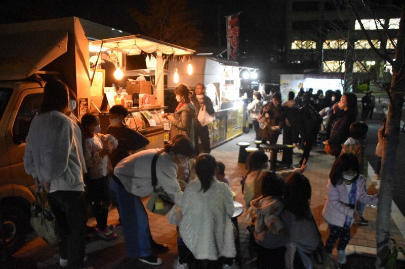 多くの人でにぎわうナイトマルシェ=埼玉県狭山市入間川3で2021年11月19日午後5時59分、清藤天撮影