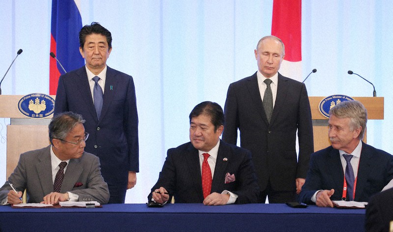 天然ガスプロジェクトへの署名を見守る安倍晋三首相(当時・左上)とロシアのプーチン大統領(右上)=大阪市中央区で2019年6月(代表撮影)