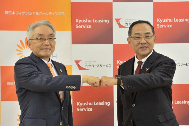 西日本フィナンシャルホールディングスの村上英之社長(左)と、九州リースサービスの礒山誠二社長=福岡市博多区で2021年11月25日午後4時3分、久野洋撮影