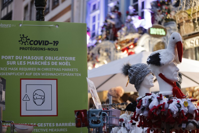 クリスマスマーケットを訪れる際の予防策を呼びかける看板=フランス東部ストラスブールで2021年11月25日、AP