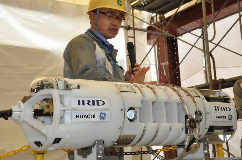 東京電力福島第1原発の1号機で燃料デブリを調査する水中ロボット=茨城県日立市で2019年3月、鈴木理之撮影