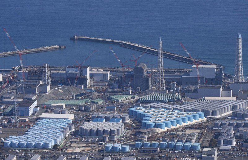 東京電力福島第1原発の処理水を保管するタンク=2021年2月、本社ヘリから手塚耕一郎撮影