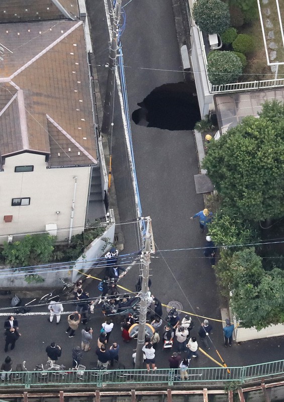 陥没した住宅街の道路=東京都調布市で2020年10月18日午後2時41分、本社ヘリから玉城達郎撮影