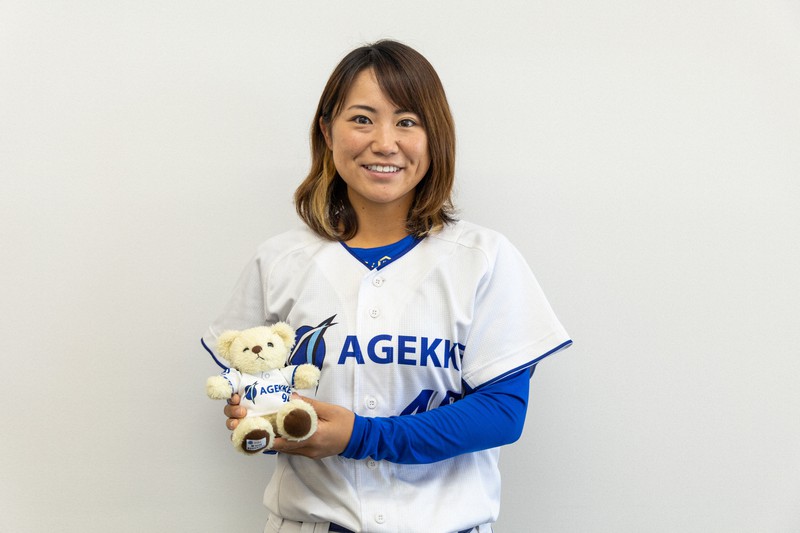 マスコットを務めるエイジェック女子硬式野球部の吉田えりさん=エイジェック提供