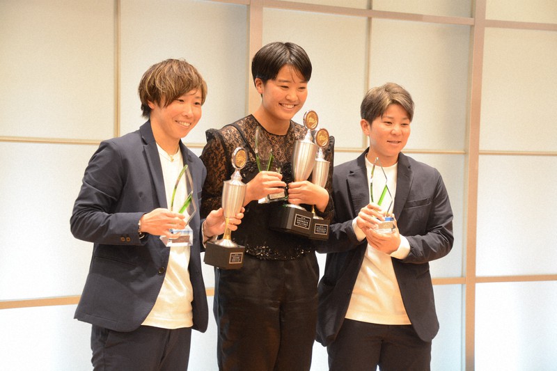 最高殊勲選手賞を受賞した後藤希友(中央)や、首位打者賞の山田恵里(左)ら=東京都内で2021年11月26日午前11時18分、尾形有菜撮影