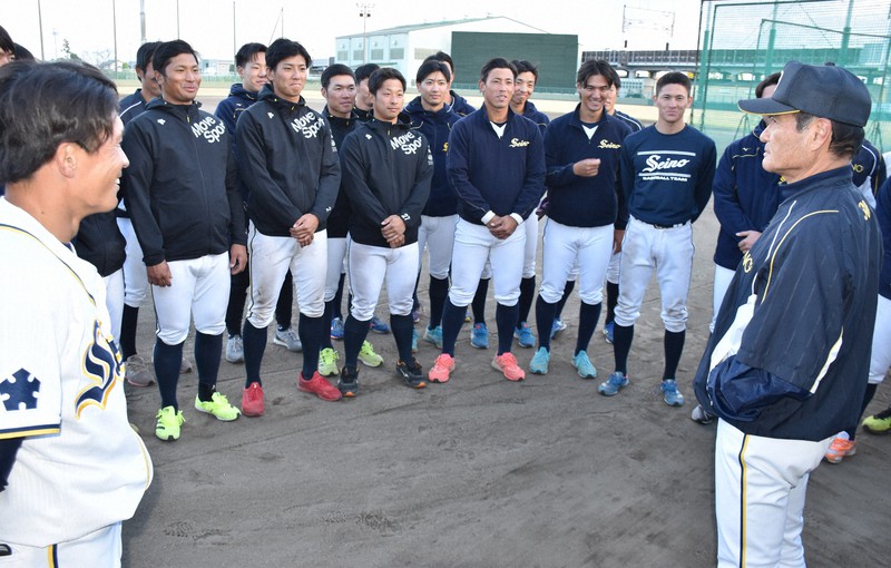 練習試合後のミーティングに臨む林教雄監督(右)=岐阜県大垣市の西濃運輸グラウンドで2021年11月10日午後3時50分、黒詰拓也撮影